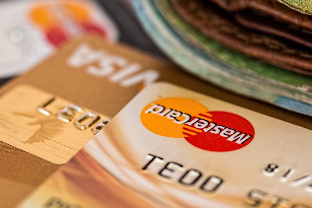 Cover Image for Understanding The Pros and Cons of Credit Cards