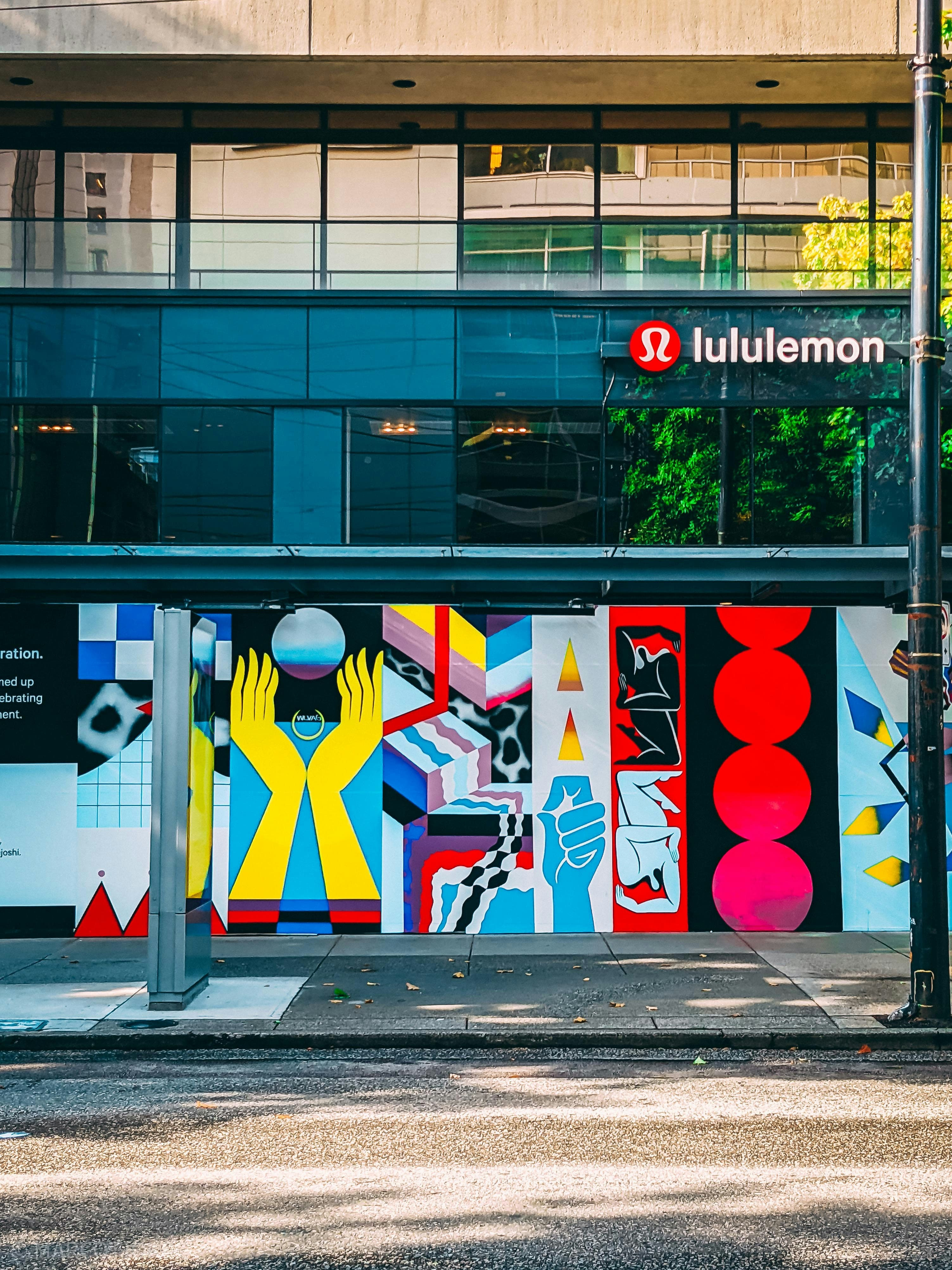 Cover Image for Lululemon vs. Nike: A Deep Dive into Lululemon’s Competitive Edge and Investment Potential